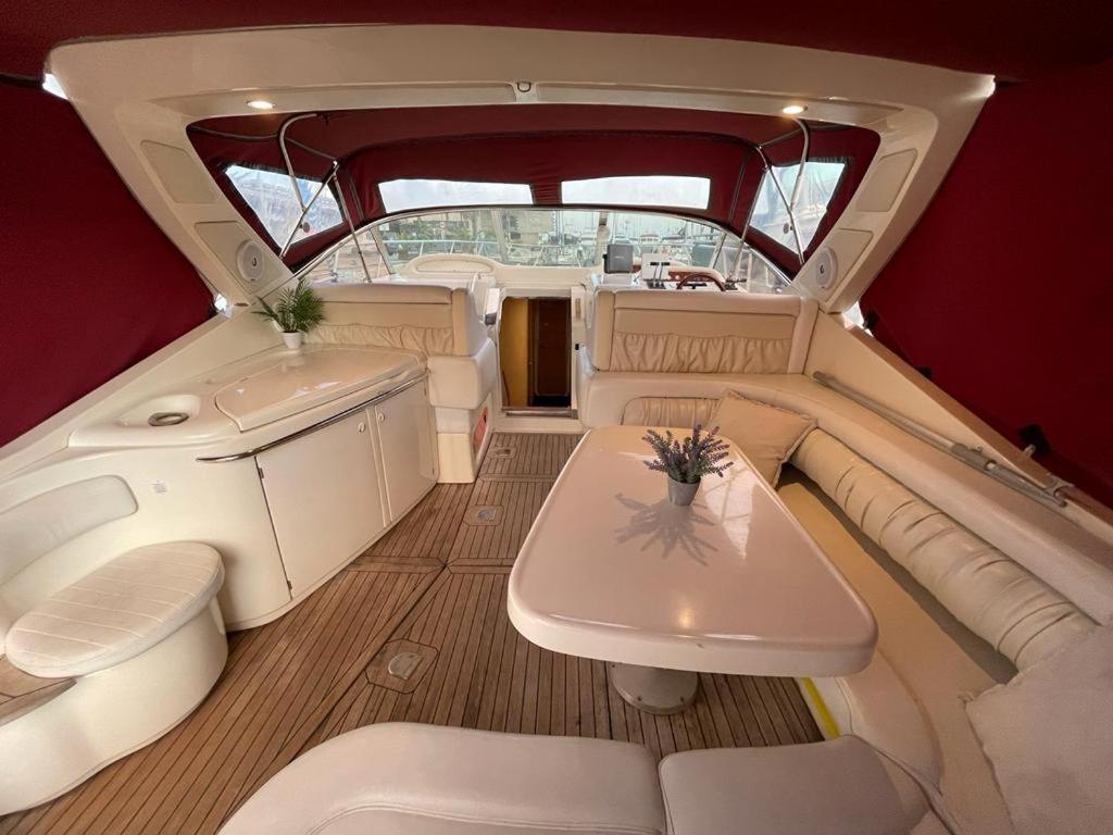 Cozy Yacht Lodge In Barcelona With Boat Tour Option ซานต์อาเตรียเดเบซอซ ภายนอก รูปภาพ