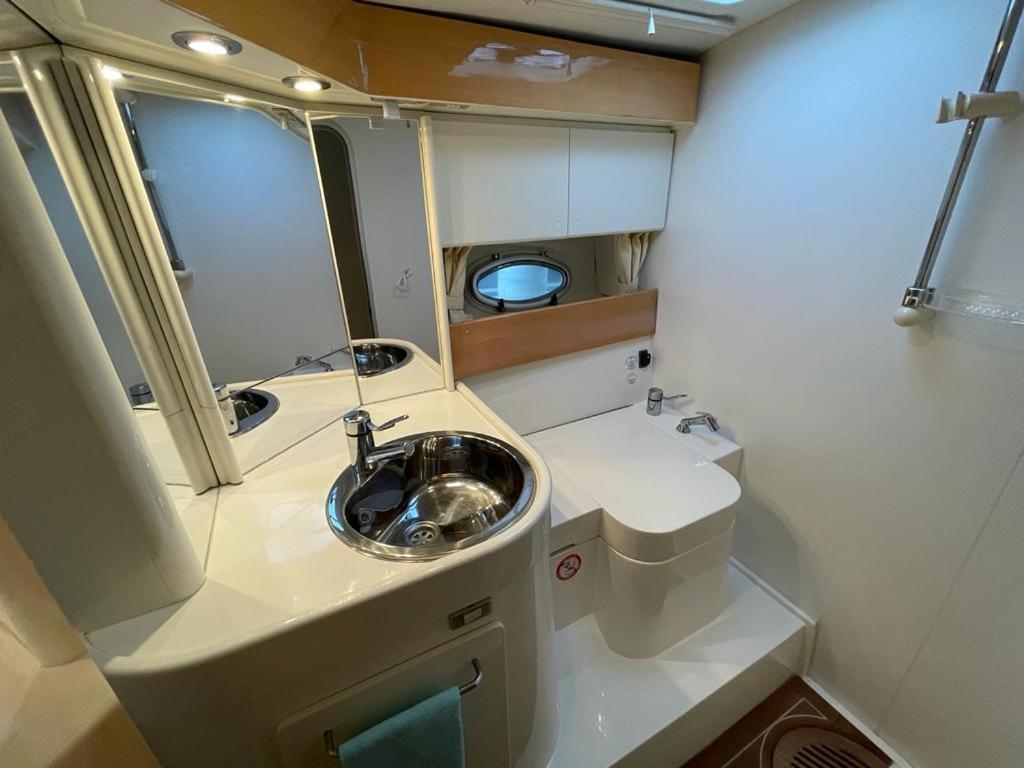 Cozy Yacht Lodge In Barcelona With Boat Tour Option ซานต์อาเตรียเดเบซอซ ภายนอก รูปภาพ