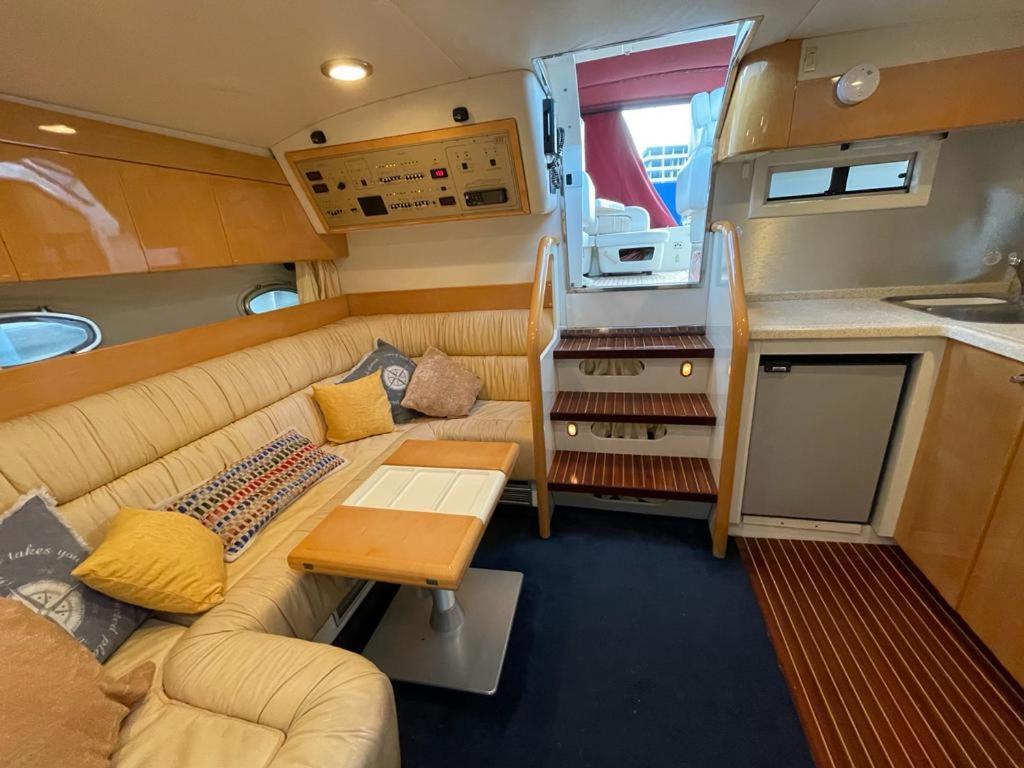 Cozy Yacht Lodge In Barcelona With Boat Tour Option ซานต์อาเตรียเดเบซอซ ภายนอก รูปภาพ