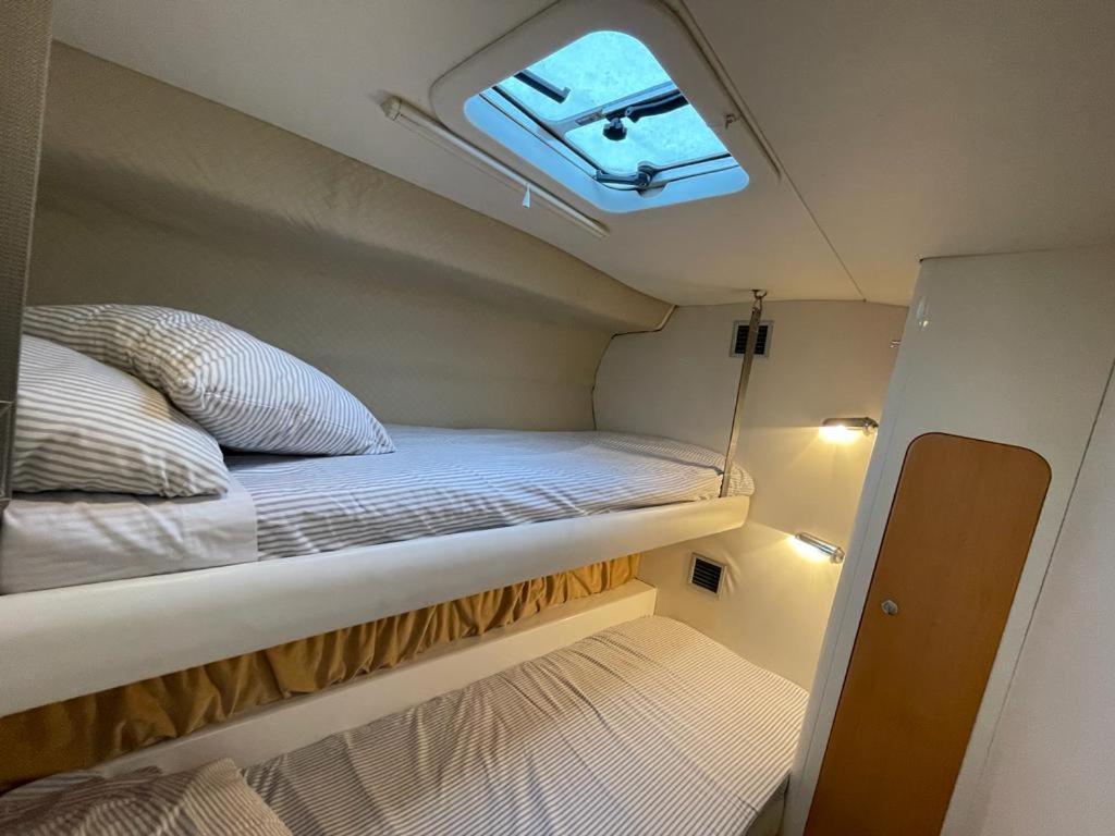 Cozy Yacht Lodge In Barcelona With Boat Tour Option ซานต์อาเตรียเดเบซอซ ภายนอก รูปภาพ