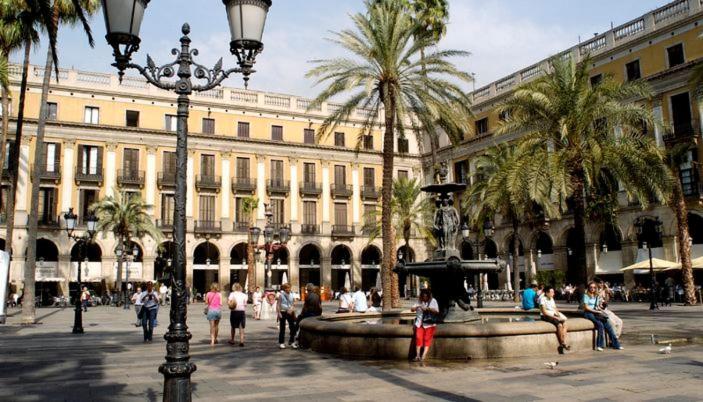 Cozy Yacht Lodge In Barcelona With Boat Tour Option ซานต์อาเตรียเดเบซอซ ภายนอก รูปภาพ